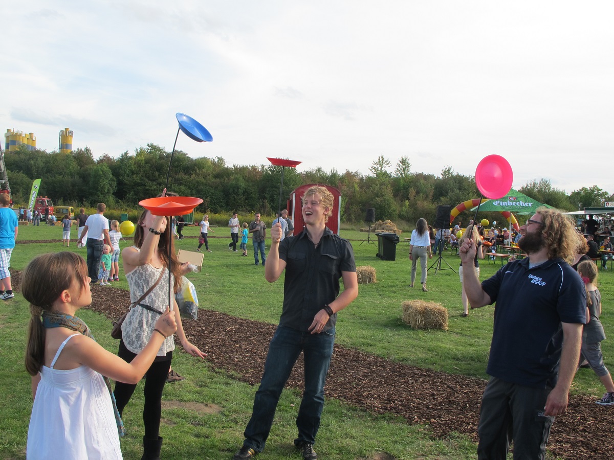 kinder spielen zirkus