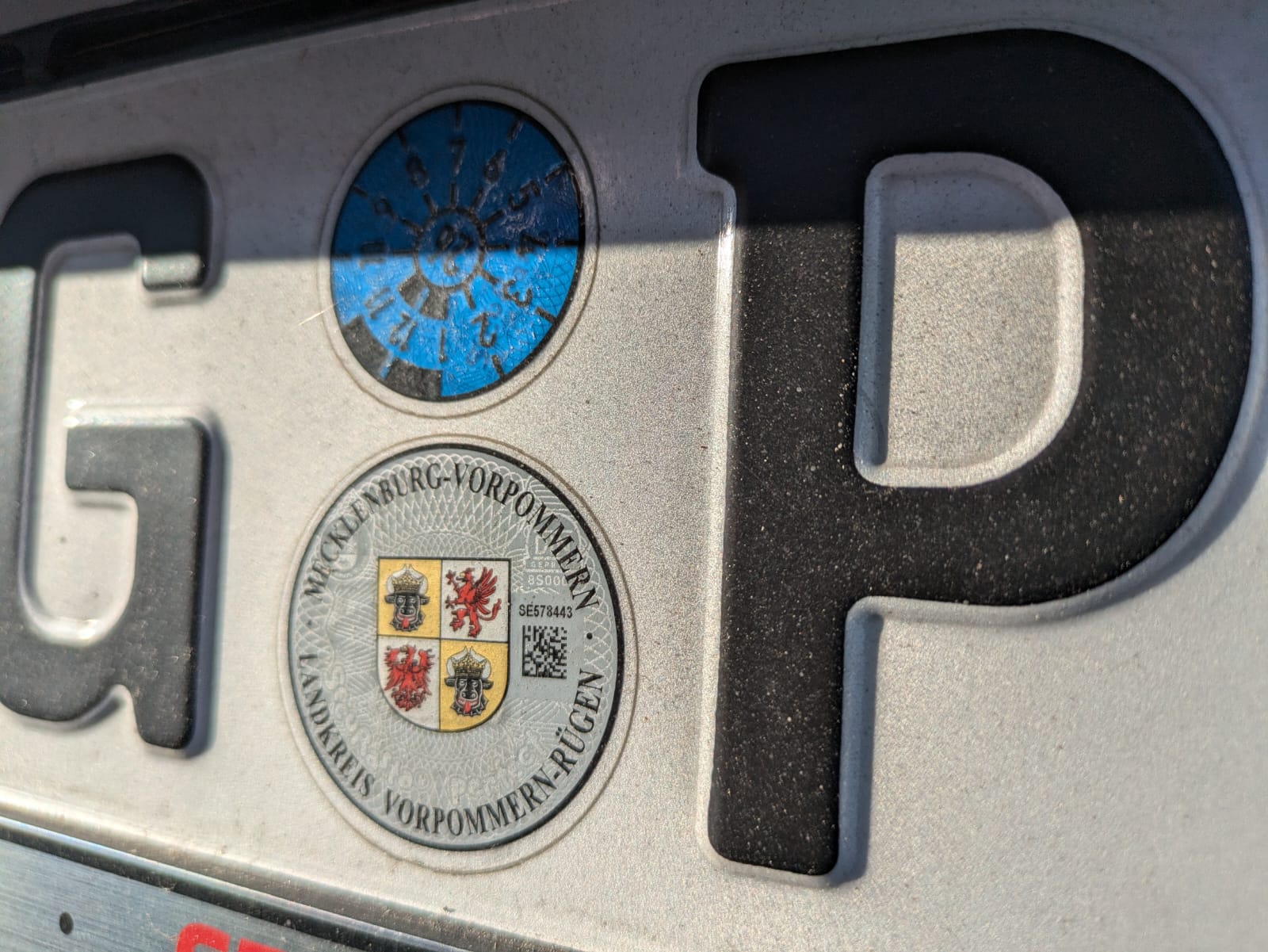  TÜV-Plakette am Kennzeichen: Regeln, Fristen und Hinweise Illustration 