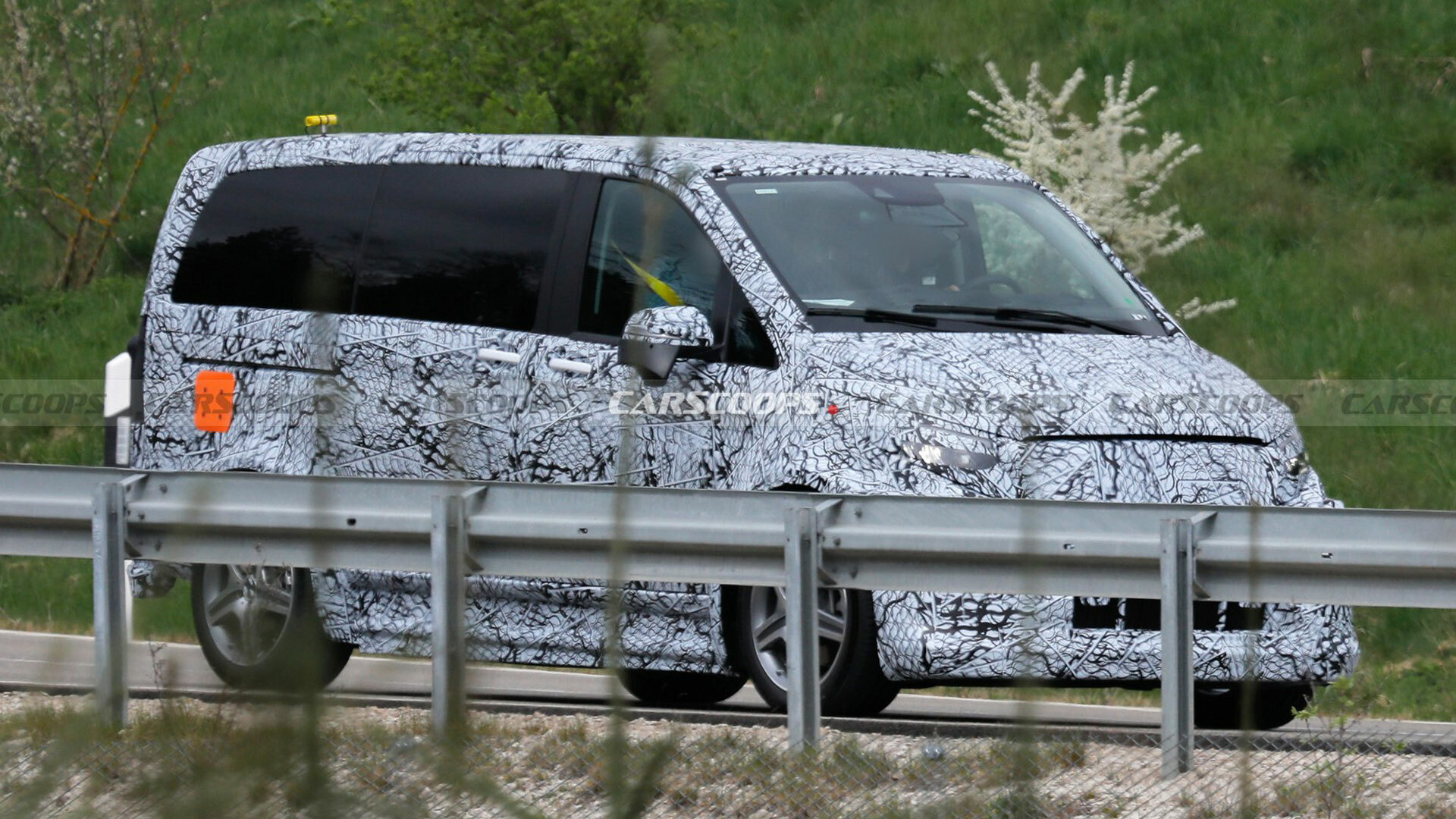  Mercedes-Benz V-Class 2026 показали на первых фото 