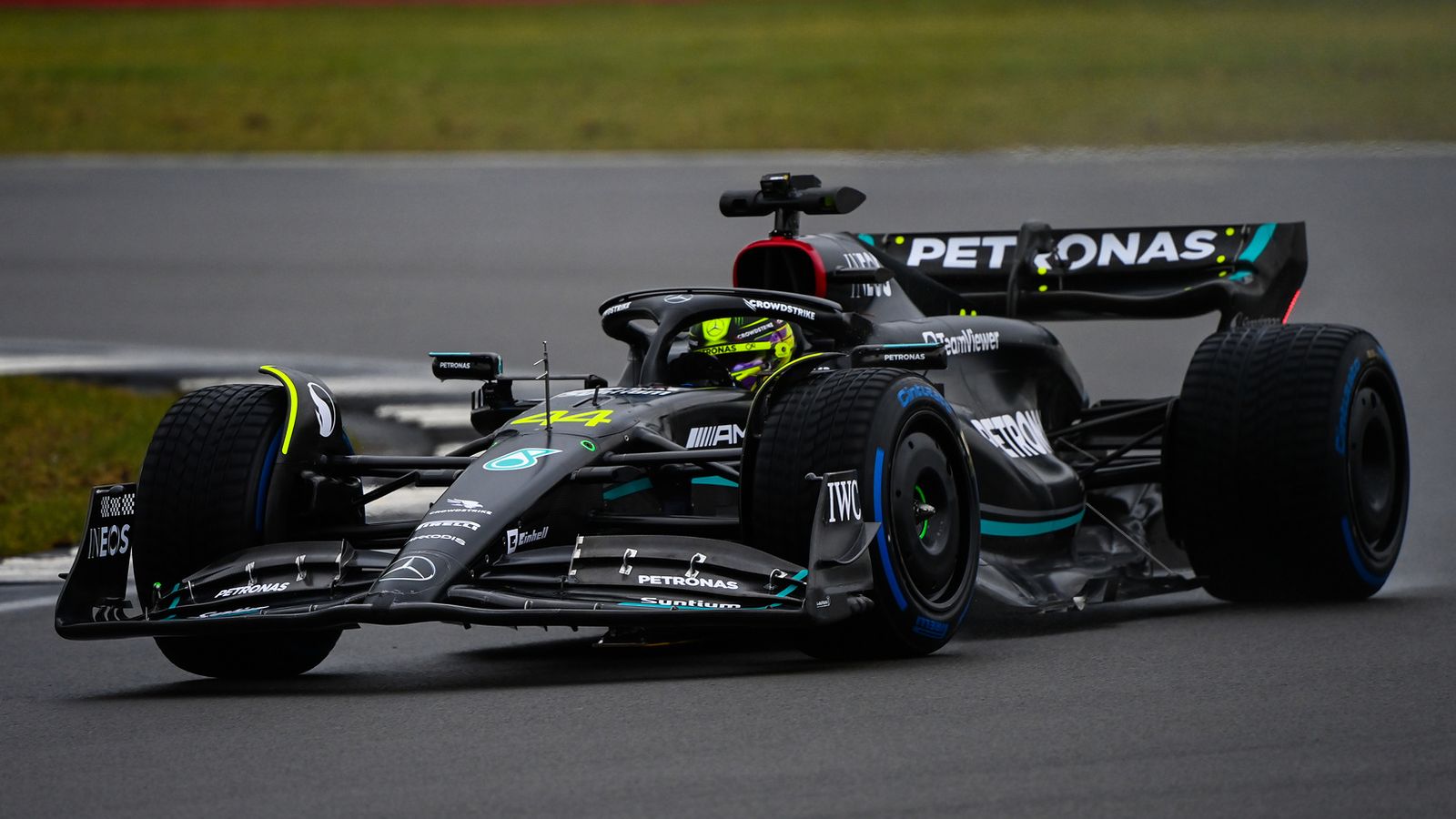  Foto zu Mercedes duo Lewis Hamilton and George Russell provide positive 