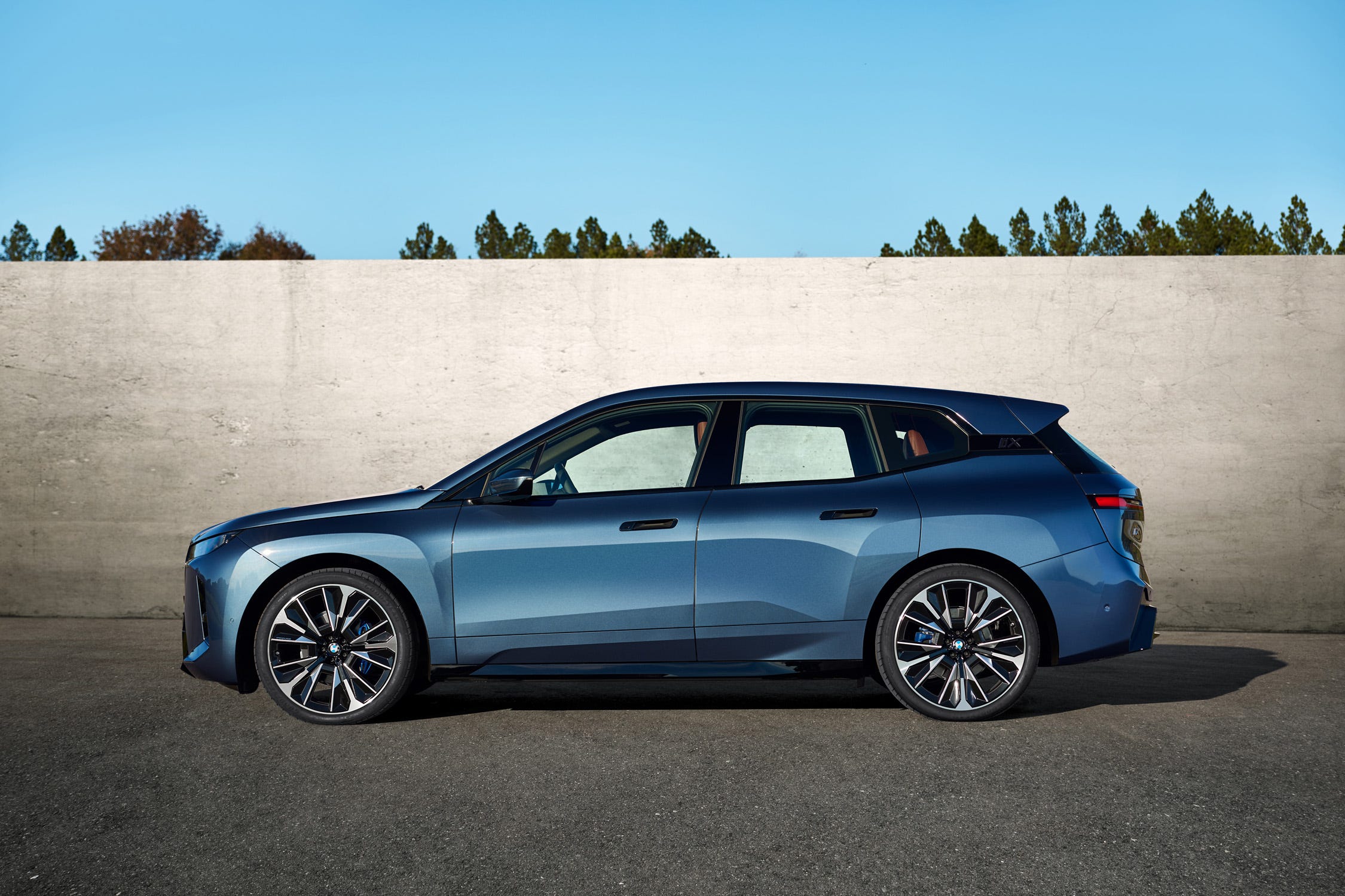  Foto zu View Exterior Photos of the 2026 BMW iX 