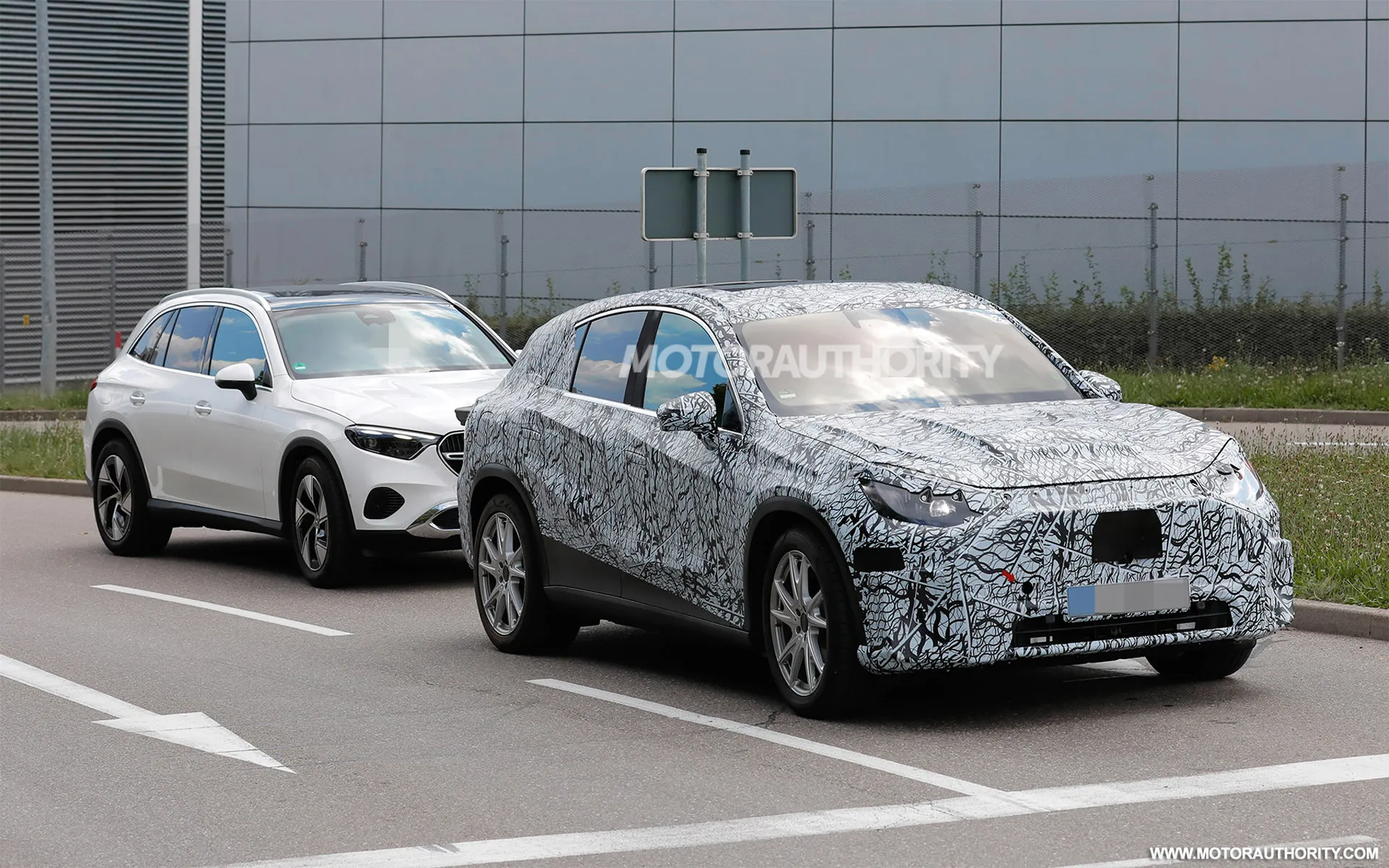  Foto zu 2026 Mercedes-Benz GLC-Class EV spied for first time 
