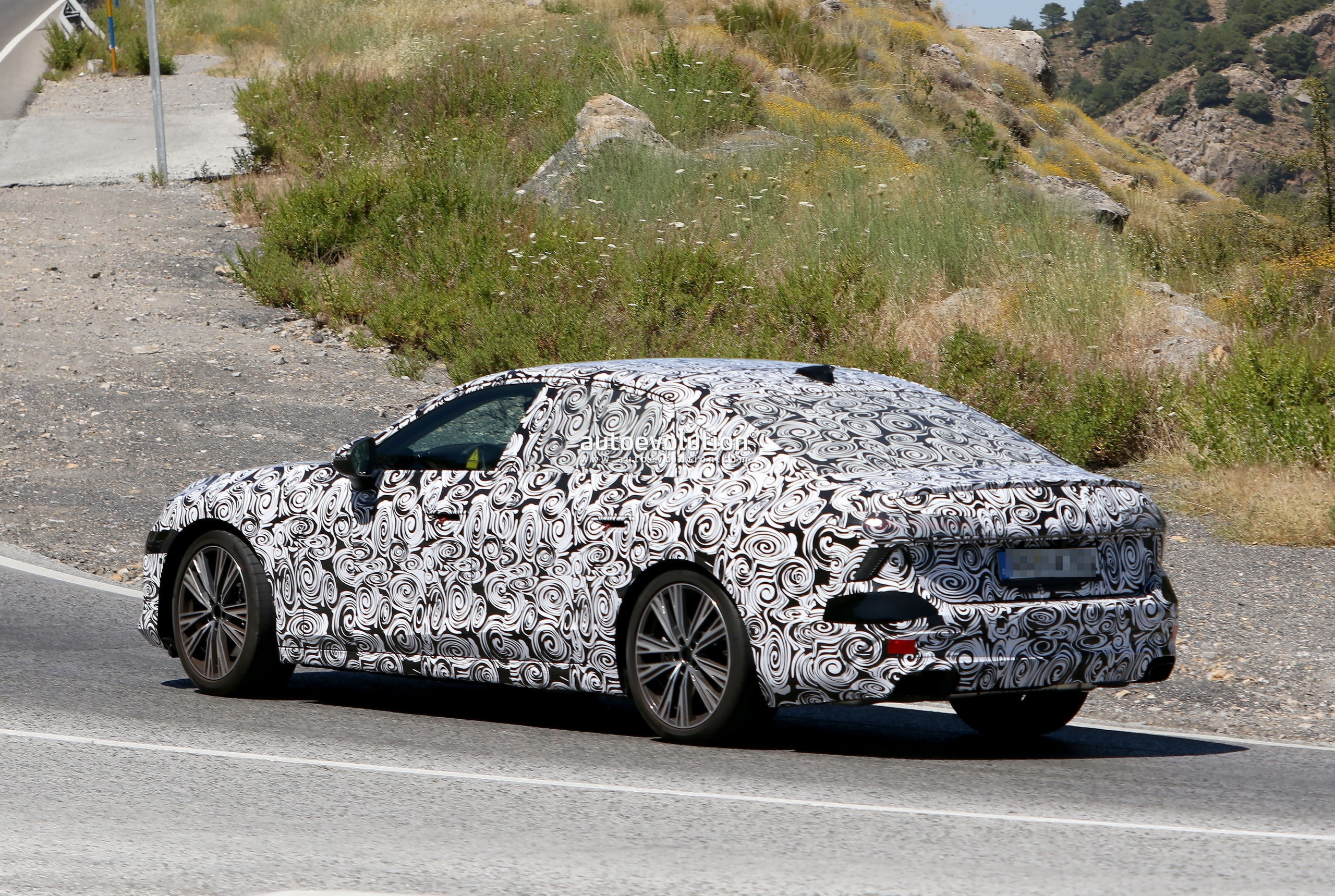  Foto zu Audi Wouldn't Want You To See the All-New 2026 A7 Sedan Like This 