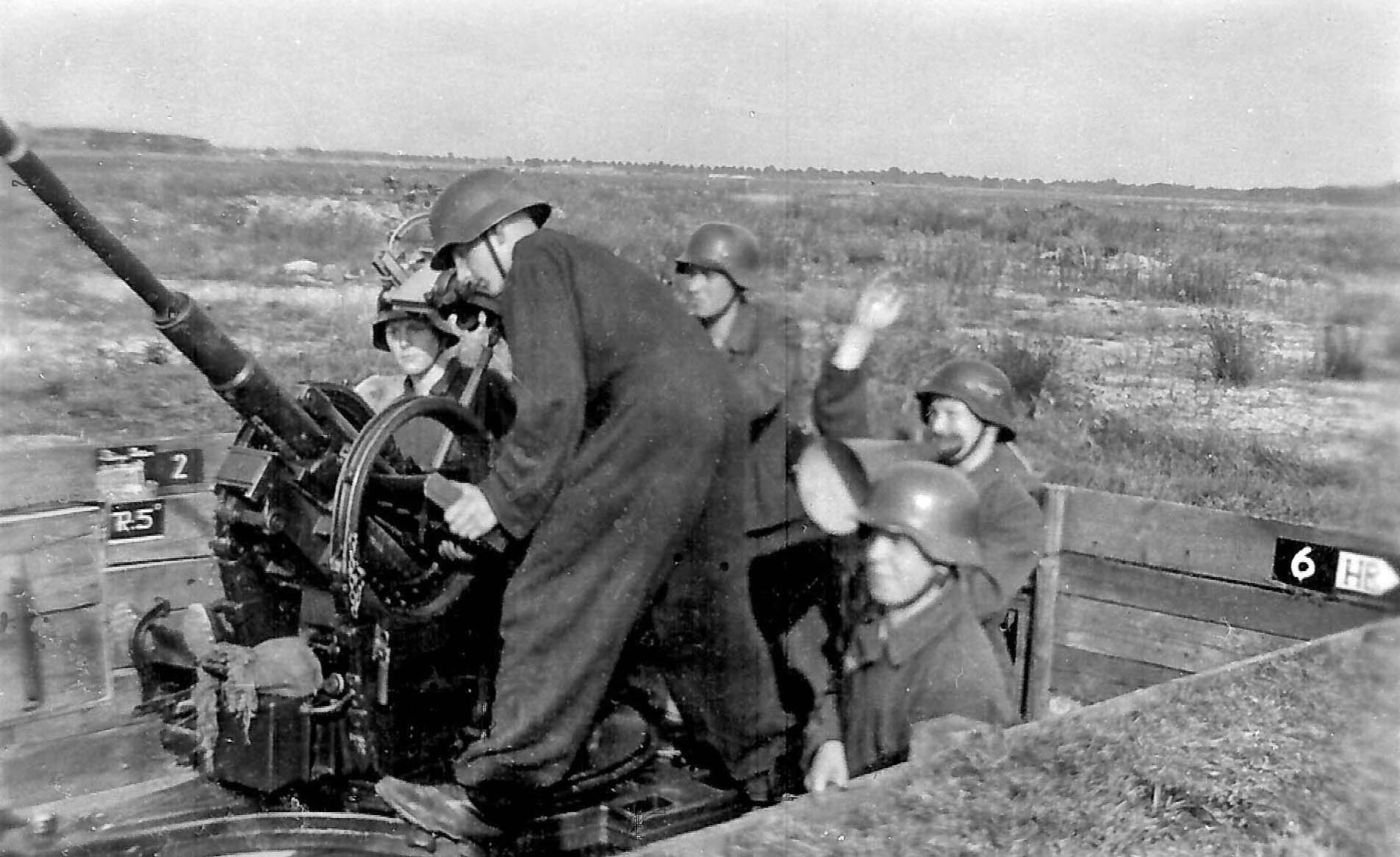  File:Luftwaffenhelfer im Einsatz an der 2-cm-Flak 38.jpg - Wikimedia 
