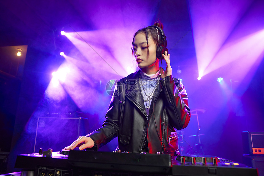  Foto zu 舞台上表演打碟的美女dj高清图片下载-正版图片507513765-摄图网 