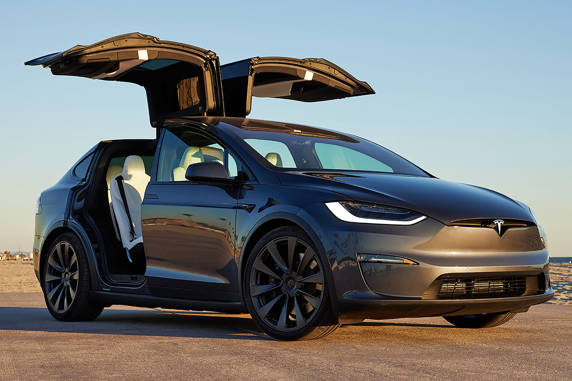  Rent a Tesla Model X Plaid in Kitzbühel Motiv 